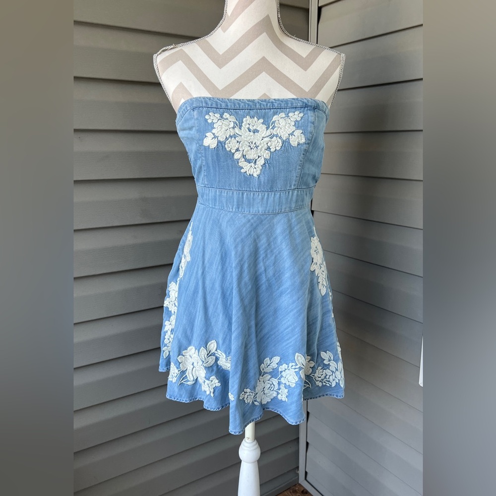 Abercrombie &Fitch Chambray Embroidered Floral Strapless Mini Dress Sz M